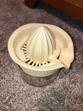 Cream Manual Citrus Juicer with Integrated Glass Container Vintage Gemco
